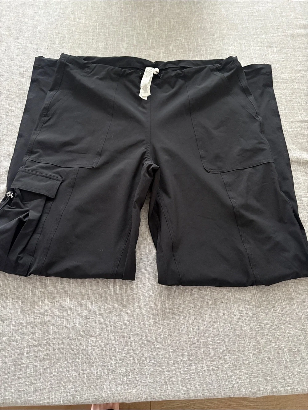 ALO Yoga Black low rise mega star cargo pants.